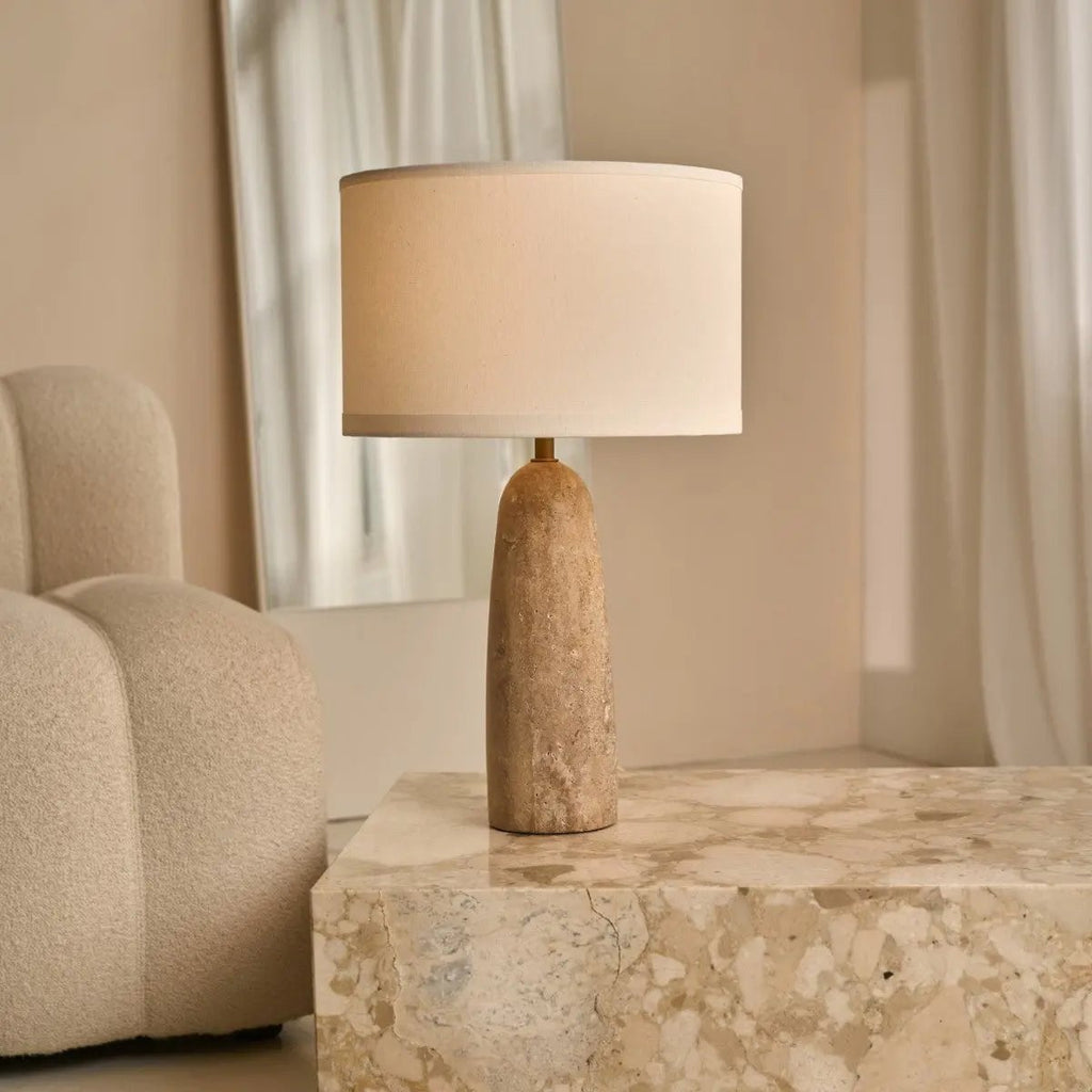 Isla Travertinlampe | Baumwollschirm und zeitloses Design H:63cm