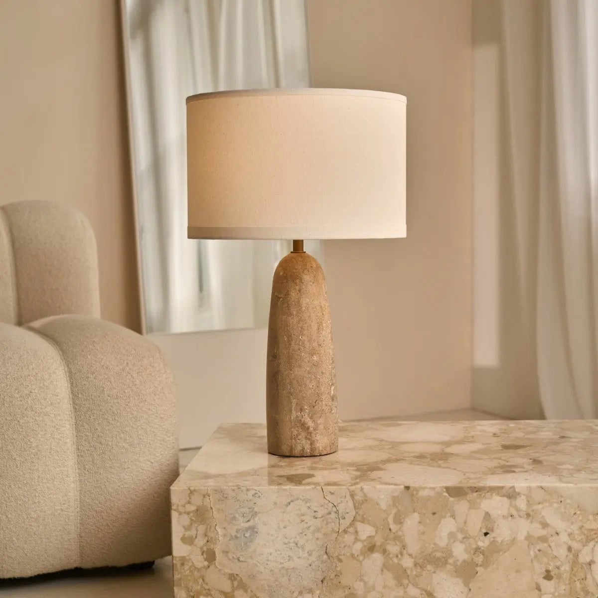 Isla Travertinlampe | Baumwollschirm und zeitloses Design H:63cm