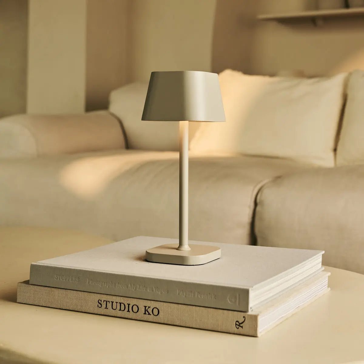Ava Shadow Grey - wiederaufladbare Tischlampe | Stilvoll, schnurlos und dimmbar