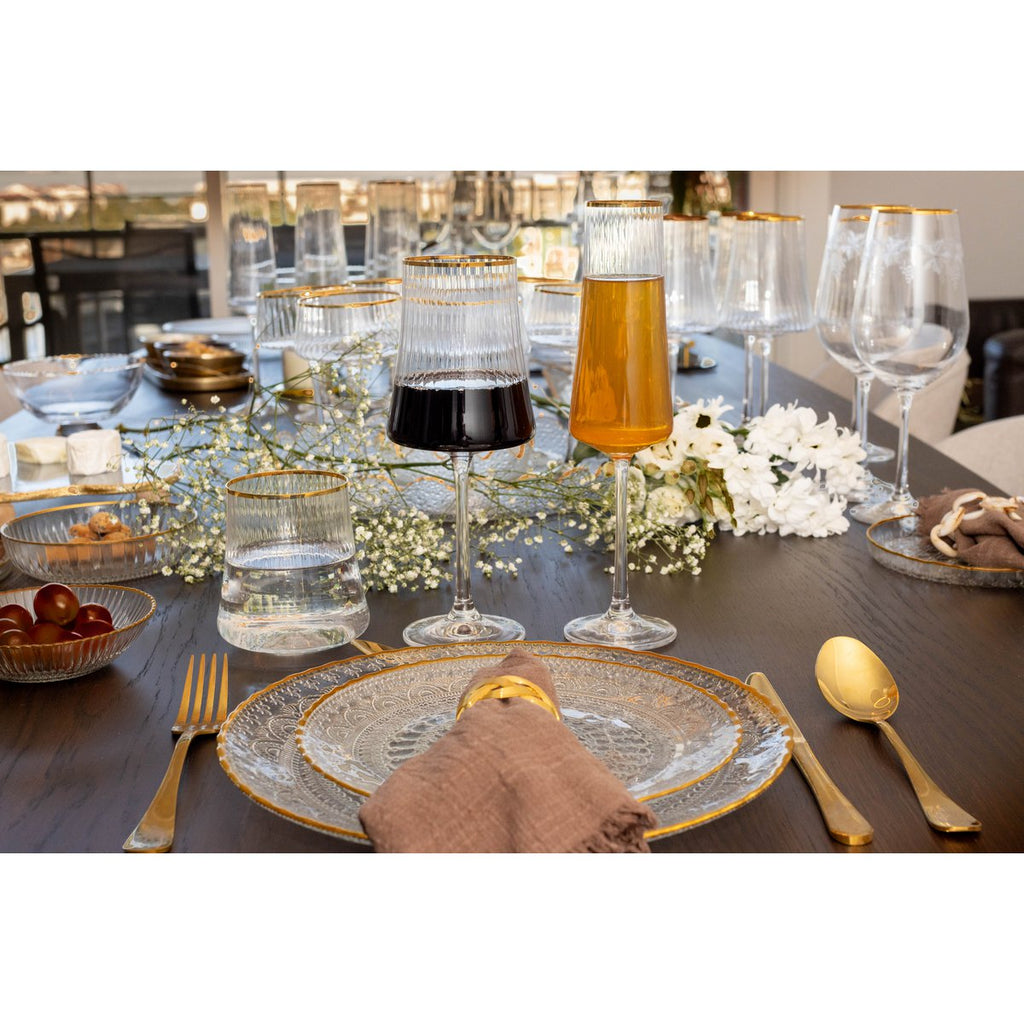 Weingläser Goldrand Nahaufnahme – Elegantes Design