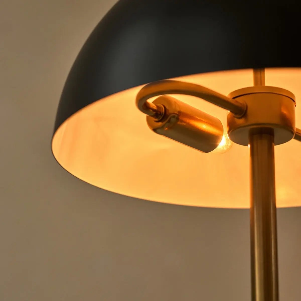 Lola Gold & Schwarz Tischlampe | Elegantes Metalldesign