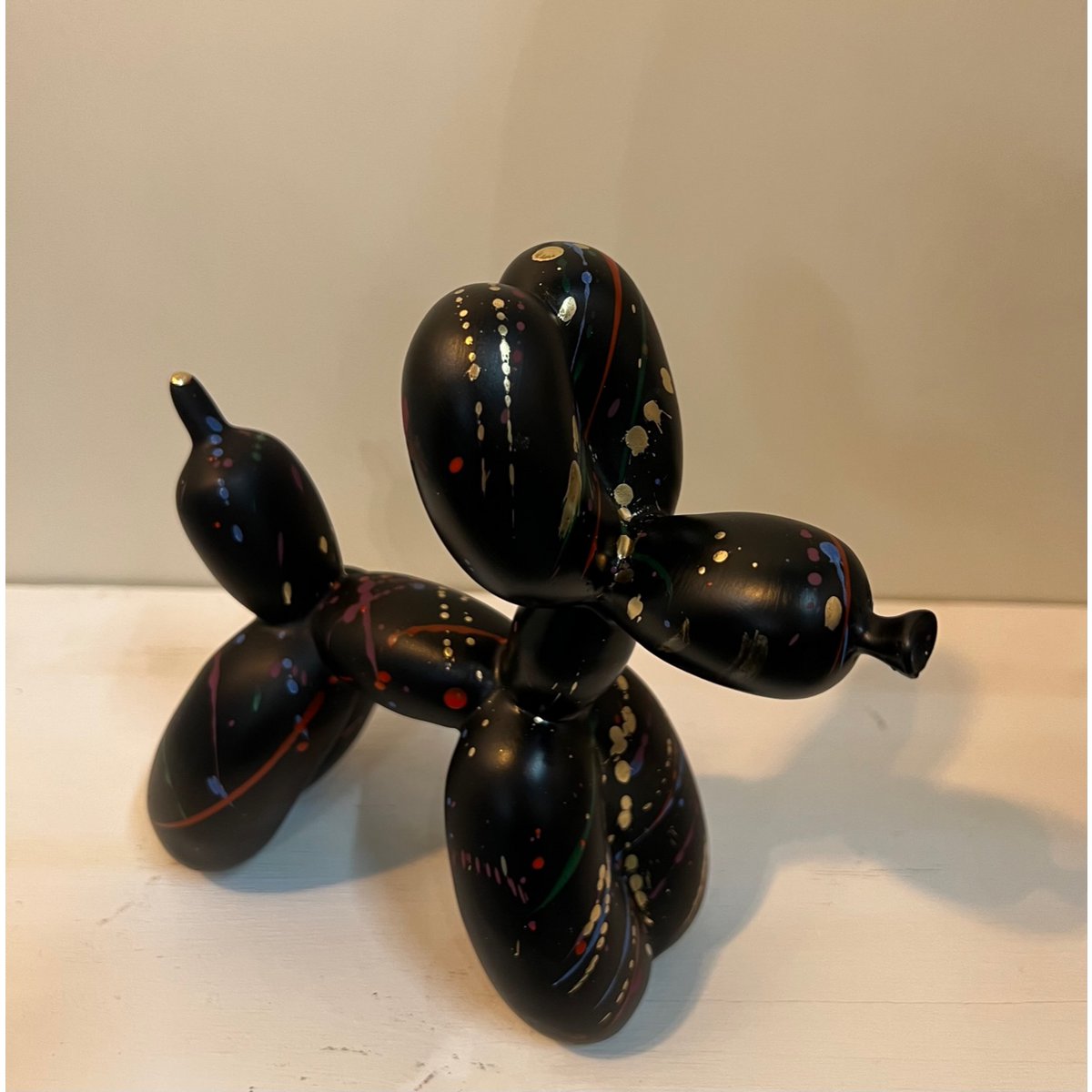 Polyresin-Ballonhund mit schwarzem Spritzer