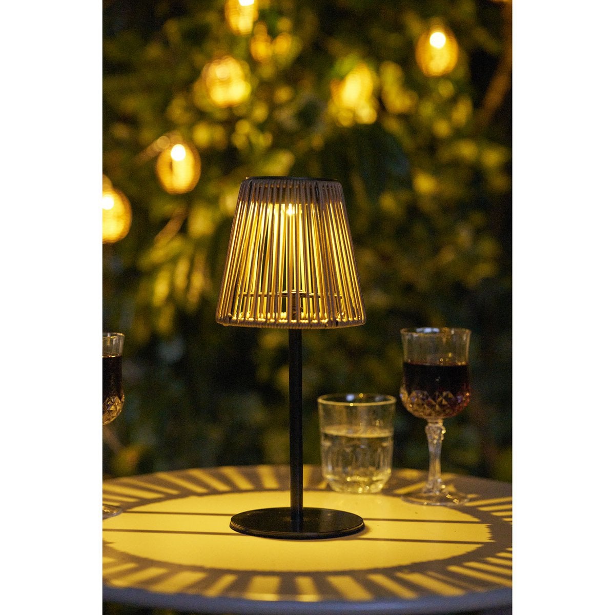 Salford Lampe mit Solarpanel Seitenansicht