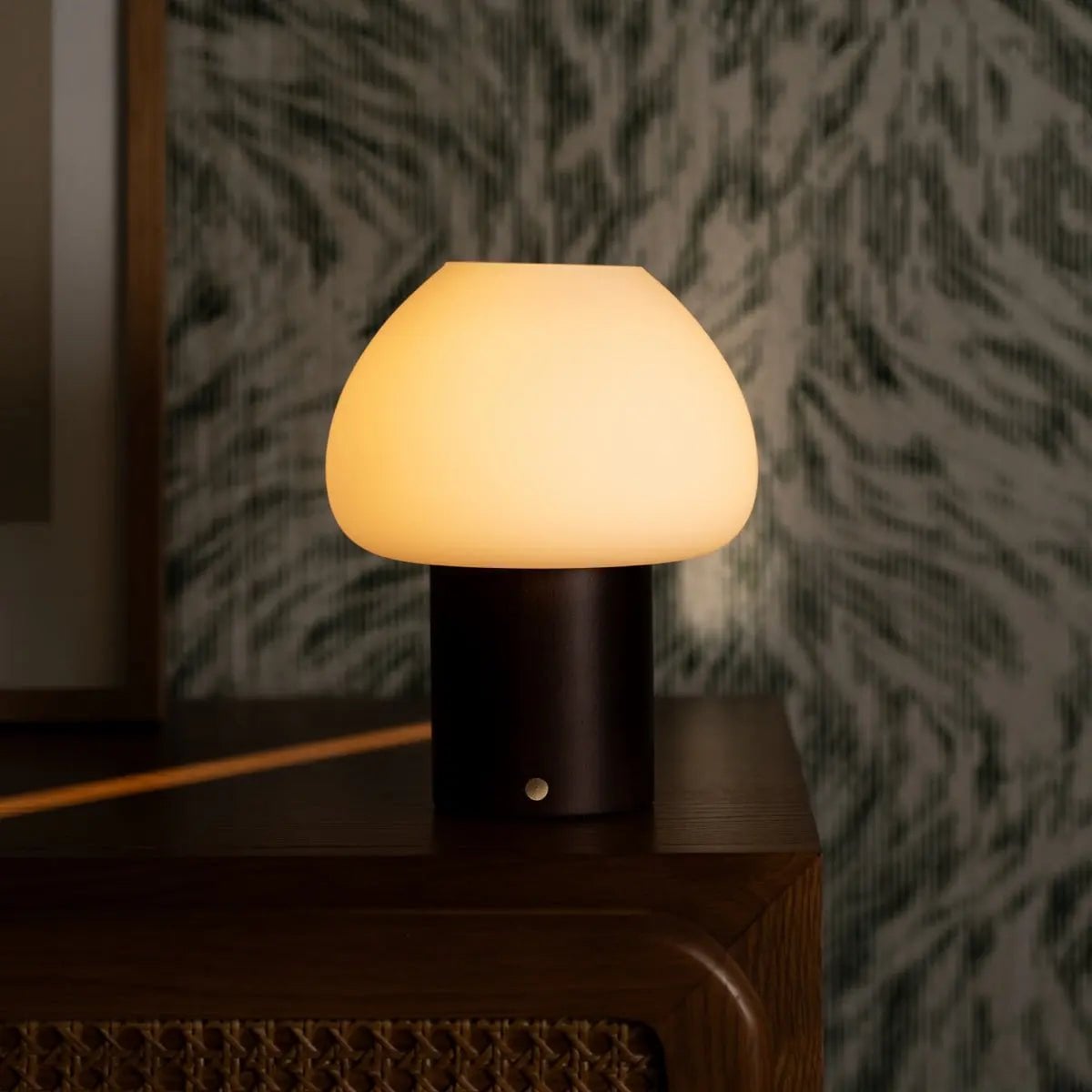 Fynn Dunkelbraune Holzlampe | Wiederaufladbar, dimmbar und stilvoll