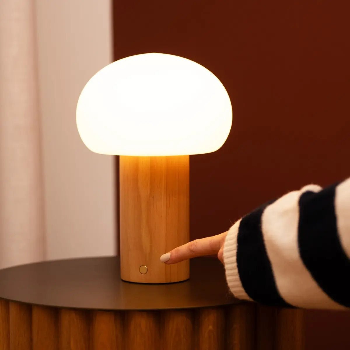 Sam Hellbraune Tischlampe aus Holz | Glas, wiederaufladbarer Akku und vielseitig
