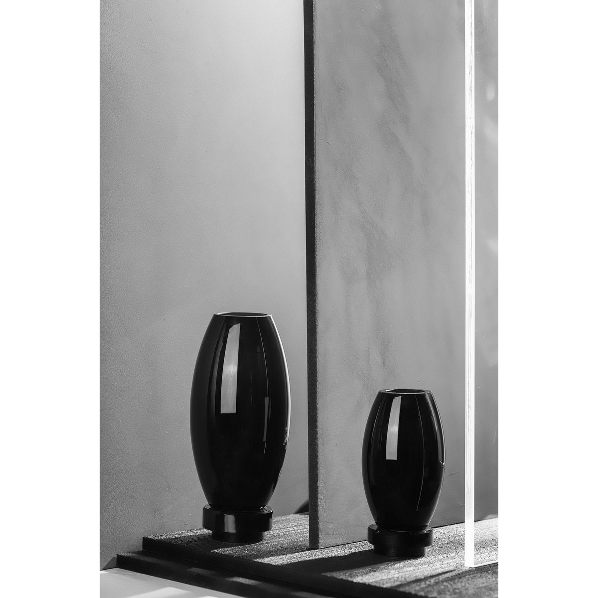 Kleine moderne Vase, innovatives Design, Rückseite aus hochwertigem Glas. RUD15ZW