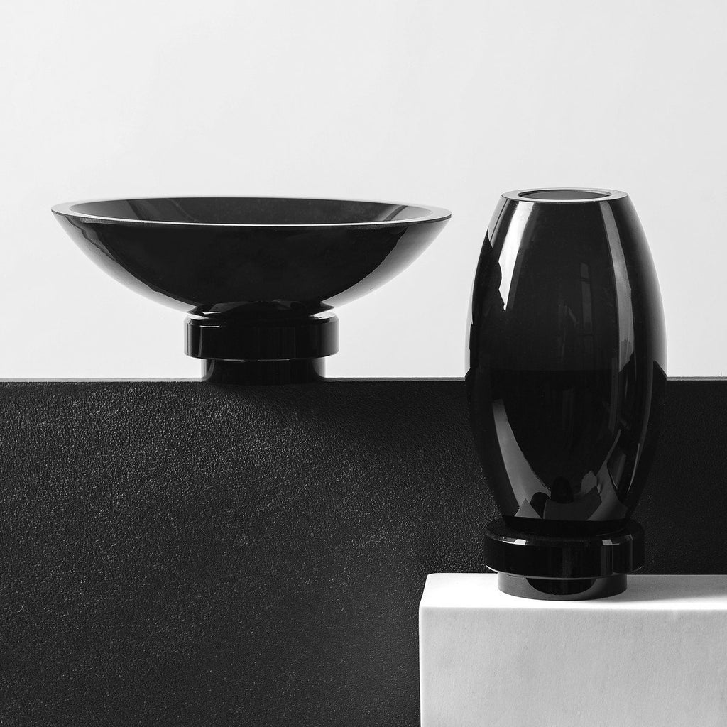 Kleine moderne Vase, innovatives Design, Rückseite aus hochwertigem Glas. RUD15ZW